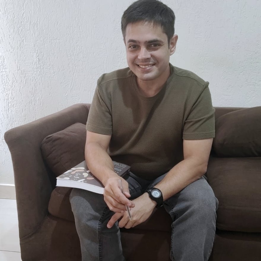 Felipe Rippel sentado no sofá do consultório, em conversa